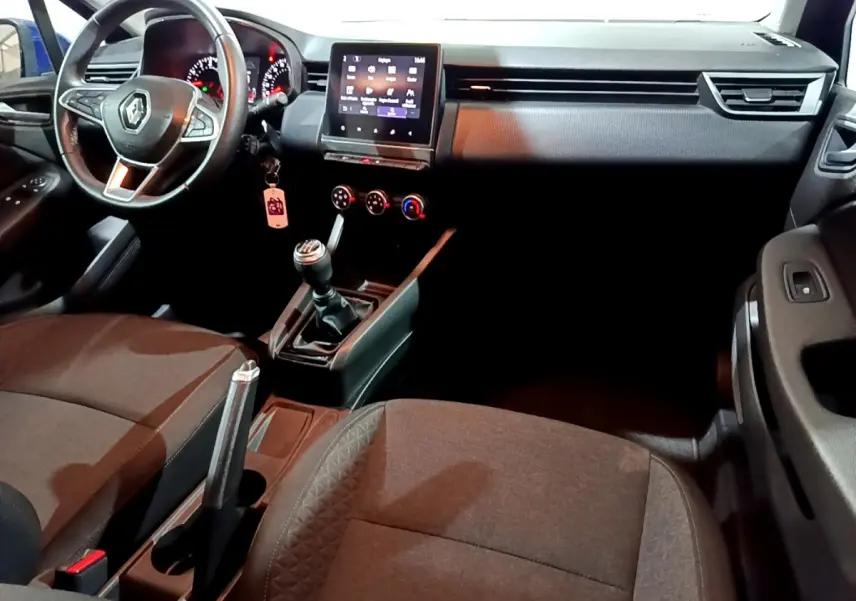 Vue intérieure avant droite de la Renault Clio Business avec volant cuir multifonctions et écran tactile central.