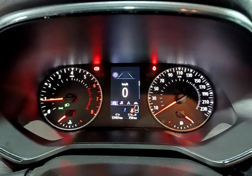 Vue rapprochée du tableau de bord de la Renault Clio Business bleu, affichage numérique et compte-tours analogiques.