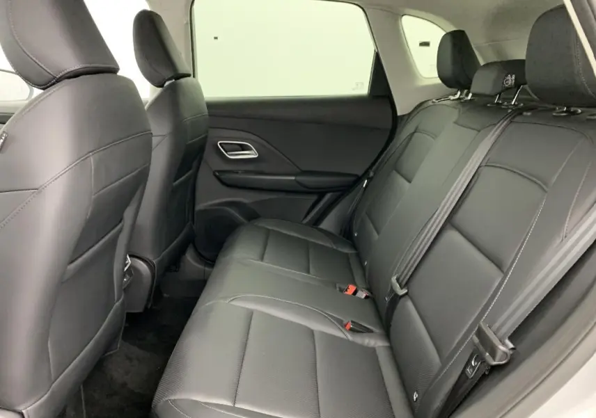 Vue intérieure côté droit des sièges arrière en cuir noir du MG ZS 1.5 L Hybrid+ 197 ch Luxury 2026.