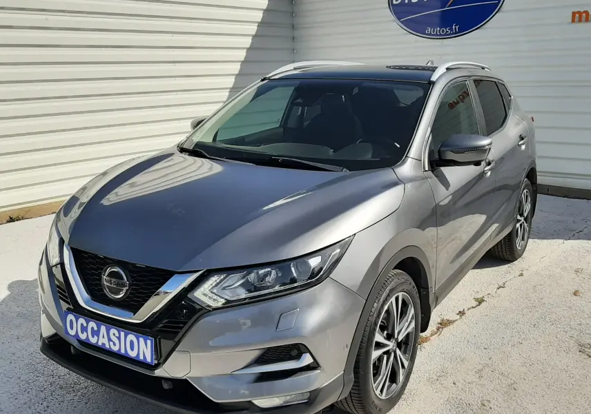 Vue 3/4 avant droit d'un Nissan Qashqai marron métal 2018 avec jantes alliage et calandre noire brillante.