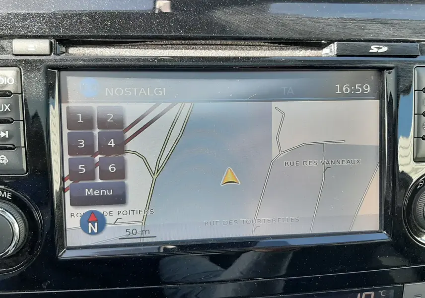 Écran central du Nissan Qashqai 2018 montrant le GPS et la climatisation à 19°C, vue rapprochée de la console noire.