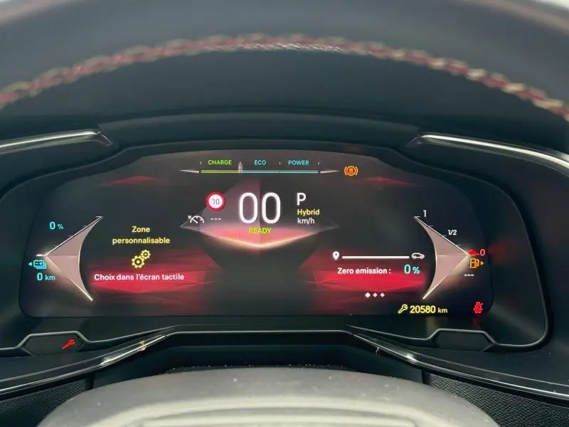 Tableau de bord numérique du DS7 E-TENSE 2024 affichant les modes de conduite et l'autonomie en hybride rechargeable.