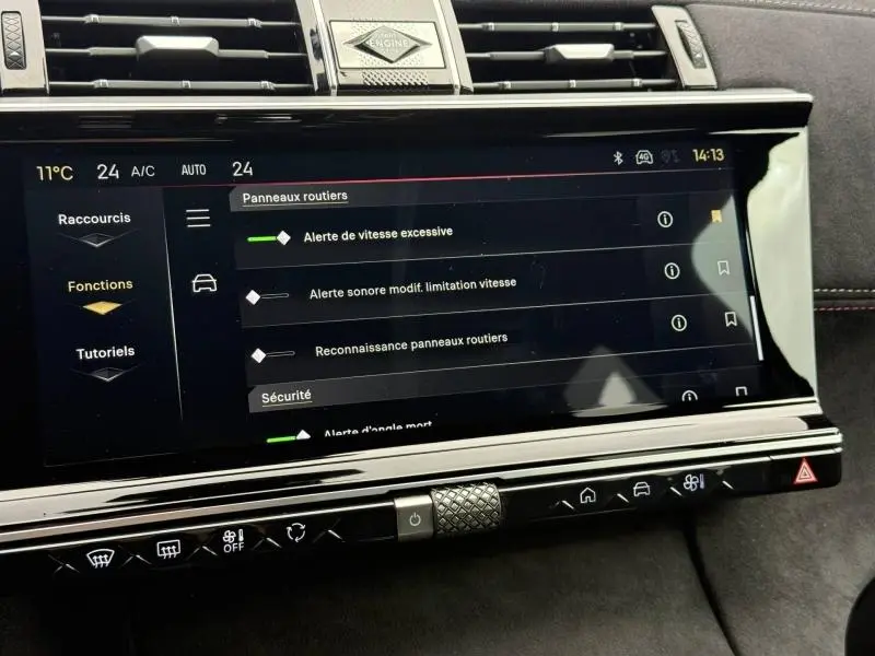 Écran tactile central du DS7 E-TENSE 2024 gris, affichant les options d’alerte de sécurité routière.