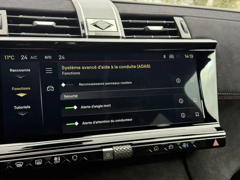 Vue rapprochée de l'écran tactile du système d'aide à la conduite dans le DS7 E-TENSE gris, affichant les fonctions ADAS.