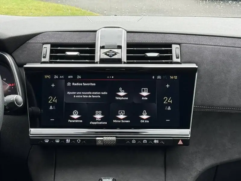 Vue rapprochée de l’écran tactile central du DS7 E-TENSE gris 2024, affichant les options multimédias et climatisation.