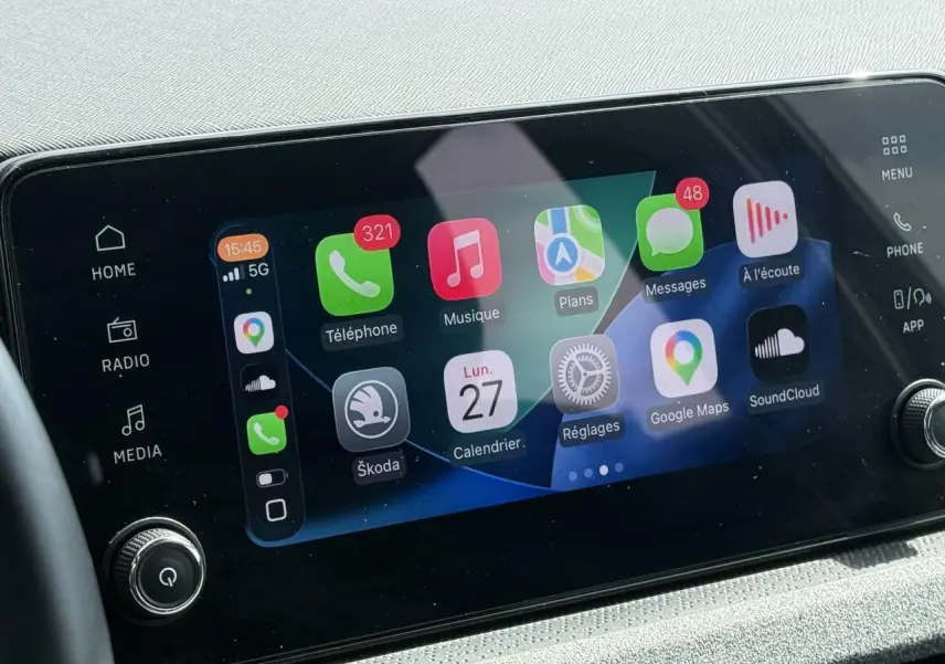 Écran tactile central 8,25'' de la Skoda Scala TSI 116 gris graphite, affichant interface smartphone connectée.