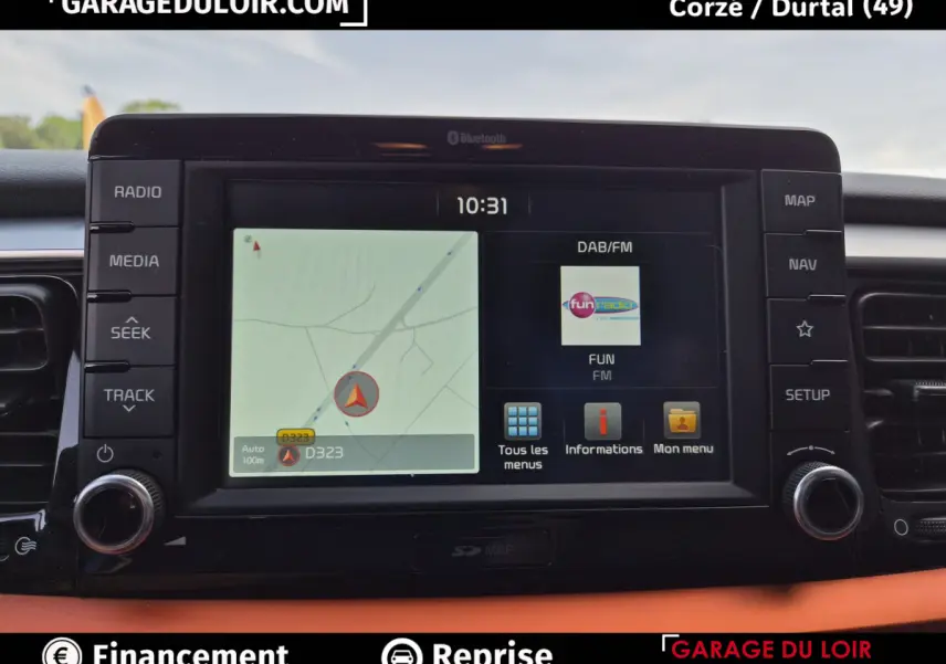 Écran tactile central de la Kia Stonic 1.0 T-GDi 2019 affichant la navigation et la radio, vue de face.