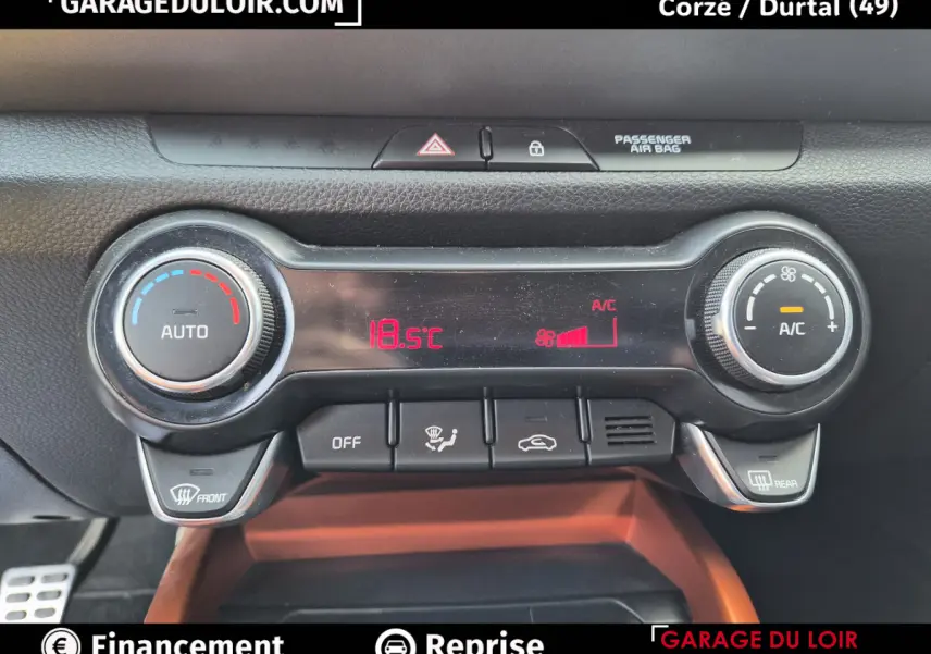Gros plan sur la commande de climatisation digitale rouge et noire du Kia Stonic 2019, réglée à 18,5°C.