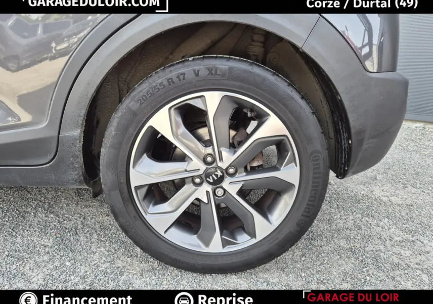 Gros plan sur la roue avant droite grise d'un KIA Stonic 1.0 T-GDi 100 ACTIVE avec jante alliage distinctive.