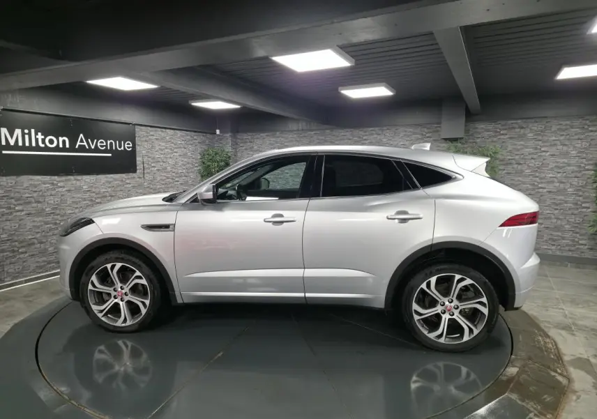 Profil droit d'un Jaguar E-PACE gris métallisé 2019 avec jantes 20 pouces et vitres arrière teintées.