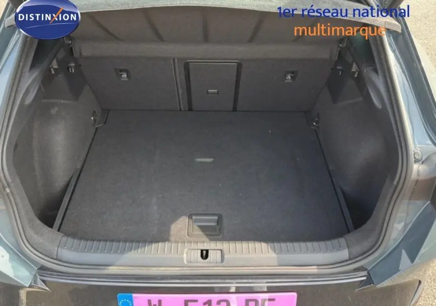 Coffre ouvert vu de dessus d’un CUPRA Formentor gris magnétique métal, montrant un espace de chargement propre et spacieux.
