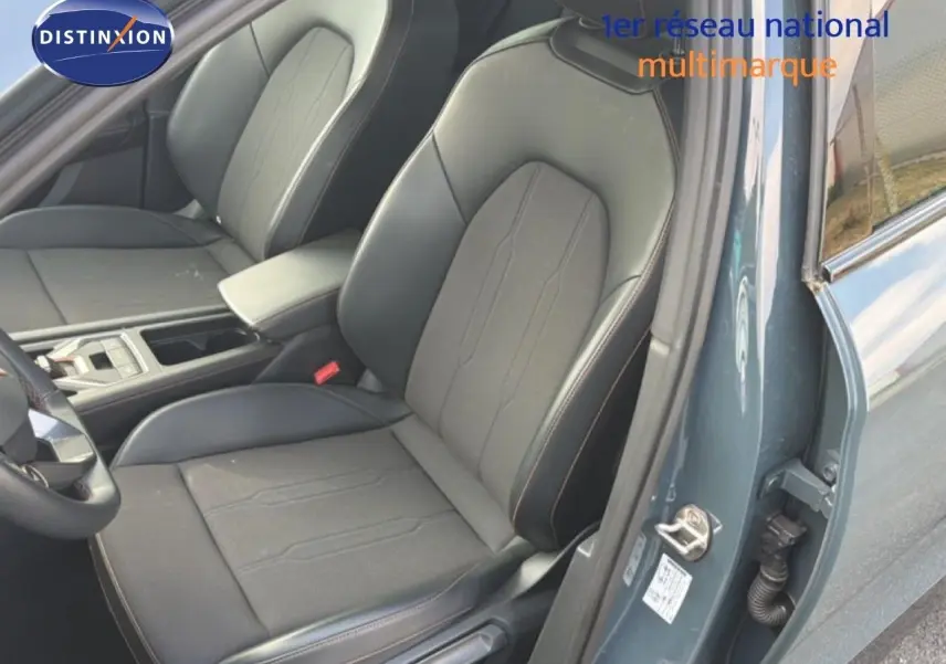 Vue intérieure côté conducteur du CUPRA Formentor gris magnétique, sièges en cuir et tissu avec surpiqûres contrastées.