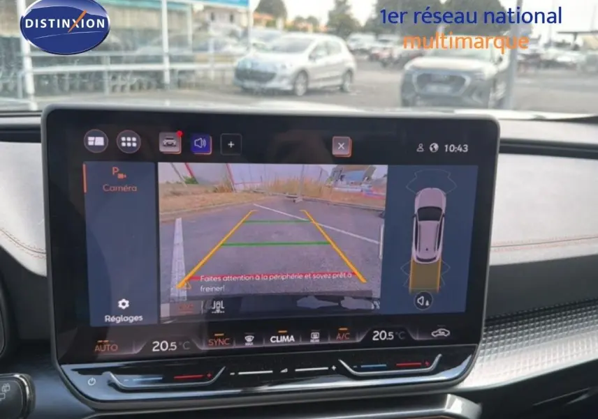 Écran tactile intérieur affichant la caméra de recul et l’aide au stationnement du CUPRA Formentor gris métallique, vue de face.