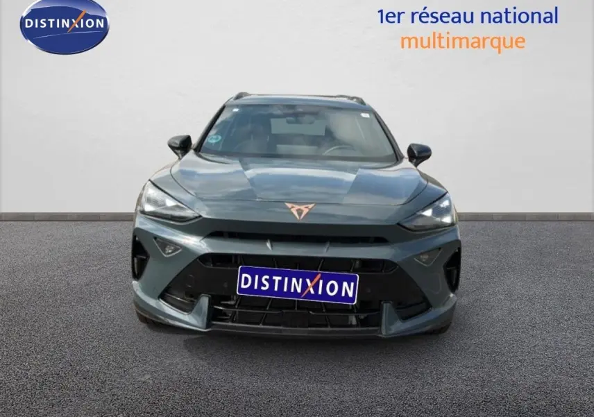 Vue de face d'une CUPRA Formentor 2.0 TDI 150CH DSG gris magnétique métallisé avec calandre noire distinctive.