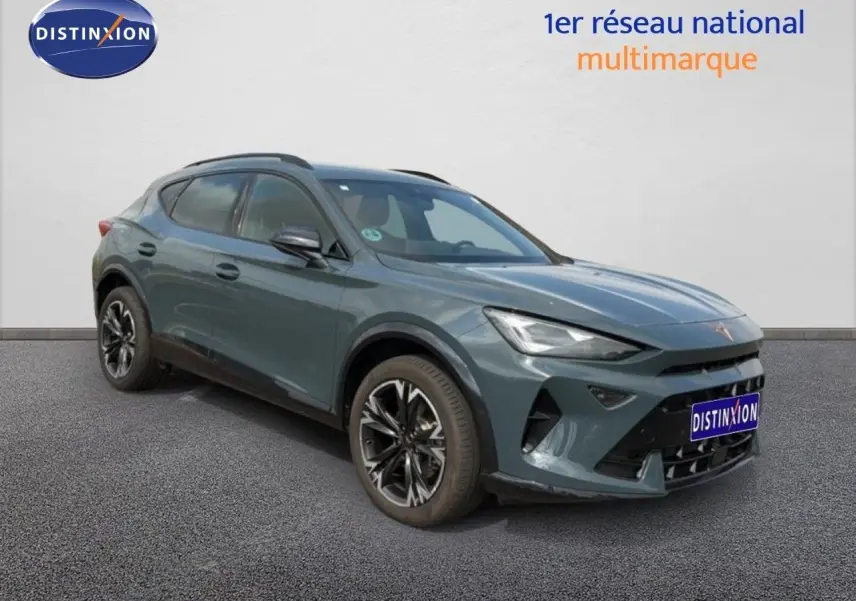 Vue 3/4 avant d'un CUPRA Formentor gris magnétique métallisé avec jantes noires et calandre sportive.