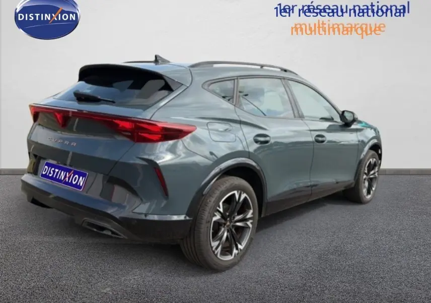 Vue 3/4 arrière droite d'une CUPRA Formentor gris magnétique métallisé avec jantes alliage et feux arrière LED.