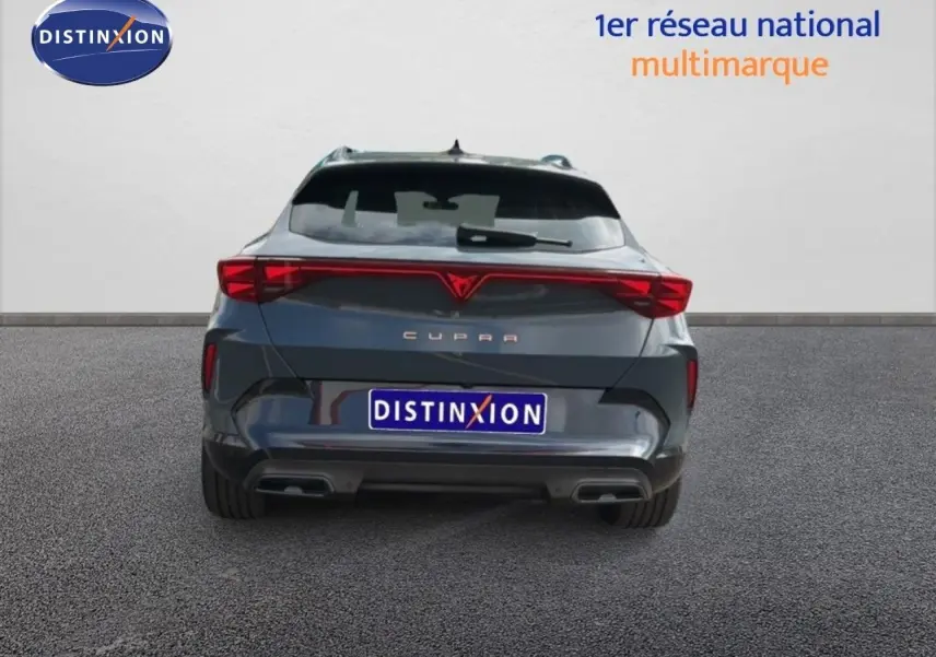 Vue arrière d'une CUPRA Formentor 2.0 TDI gris magnétique métallisé avec feux LED reliés et double sortie d'échappement.
