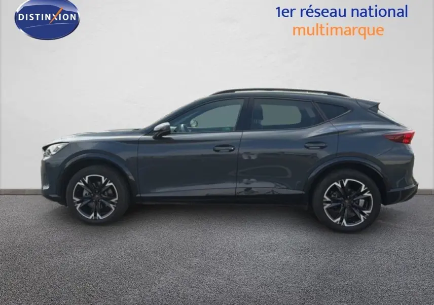 Vue de profil côté gauche du CUPRA Formentor gris magnétique, mettant en valeur ses jantes noires et son design sportif.