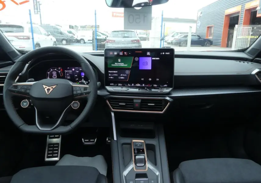 Vue intérieure frontale du tableau de bord noir et volant Cupra avec écran tactile HD au centre du CUPRA Formentor gris Graphene.