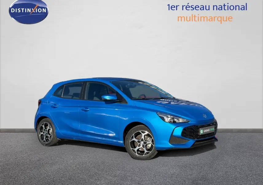 Vue 3/4 avant droite d'une MG3 1.5 Hybrid+ 2024 en Como Blue métallisé avec jantes alliage distinctives.