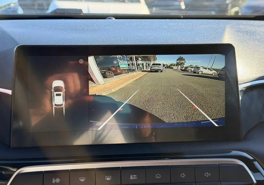 Écran tactile intérieur montrant la caméra de recul du MG3 1.5 Hybrid+ 195ch en Como Blue métallisé.