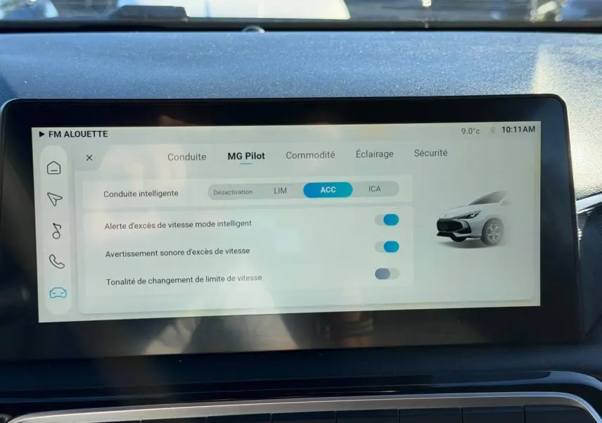 Écran tactile intérieur du MG3 2024 montrant les réglages MG Pilot avec illustration du véhicule blanc de face côté droit.