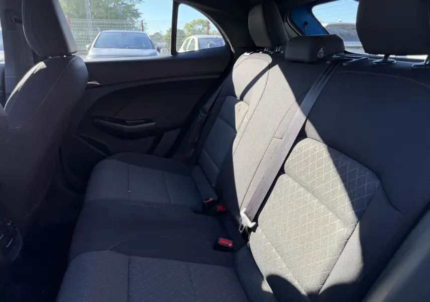 Vue intérieure côté droit des sièges arrière en tissu noir du MG3 1.5 Hybrid+ 2024 avec ceinture de sécurité visible.