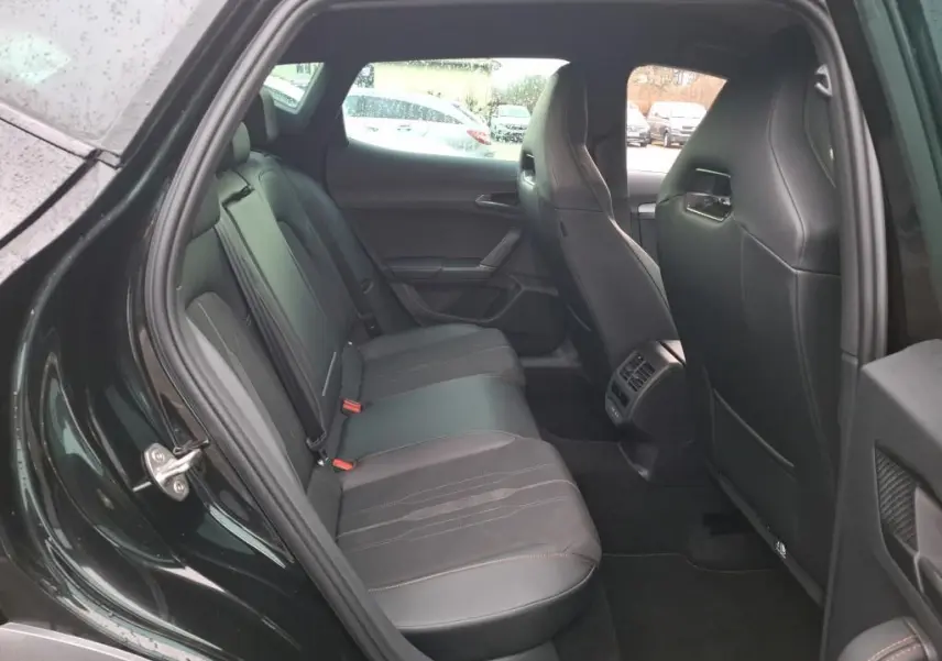 Vue côté gauche de l’habitacle arrière noir du CUPRA Formentor 1.4 E-HYBRID 245 VZ avec sièges en tissu et cuir.