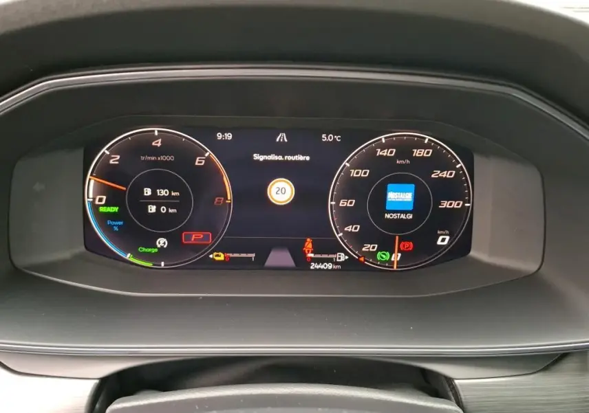 Vue rapprochée du tableau de bord numérique noir du CUPRA Formentor 1.4 E-HYBRID 245 VZ affichant vitesse et compte-tours.