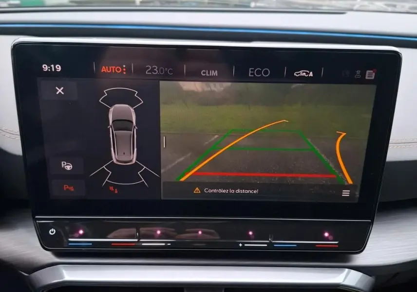 Écran central de la CUPRA Formentor 1.4 E-HYBRID 245 VZ affichant la caméra de recul et les capteurs de stationnement.
