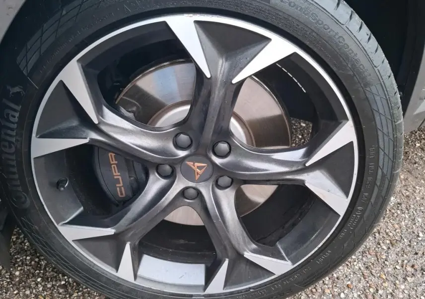 Gros plan sur la jante noire et argentée d'une CUPRA Formentor 1.4 E-HYBRID 245 VZ avec logo CUPRA orange.