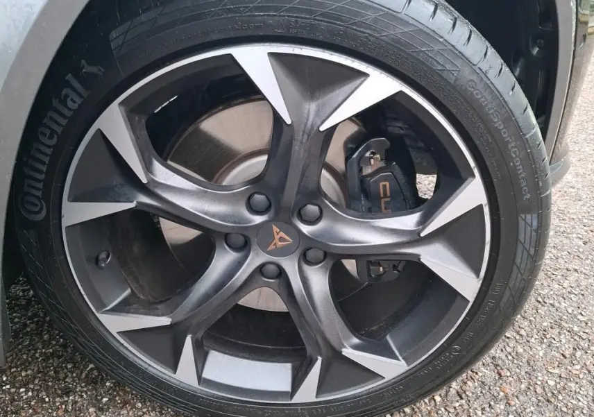 Gros plan sur la jante noire et grise avec logo CUPRA, pneu Continental, sur une CUPRA Formentor 1.4 E-HYBRID 2023.