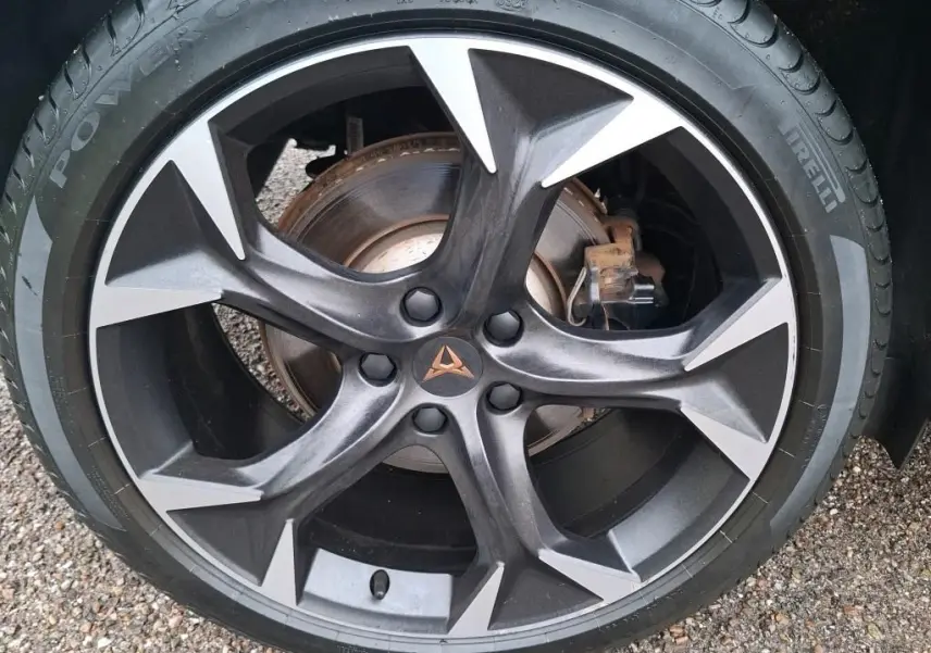 Gros plan sur la jante noire et argentée du CUPRA Formentor 1.4 E-HYBRID 245 VZ avec logo central distinctif.