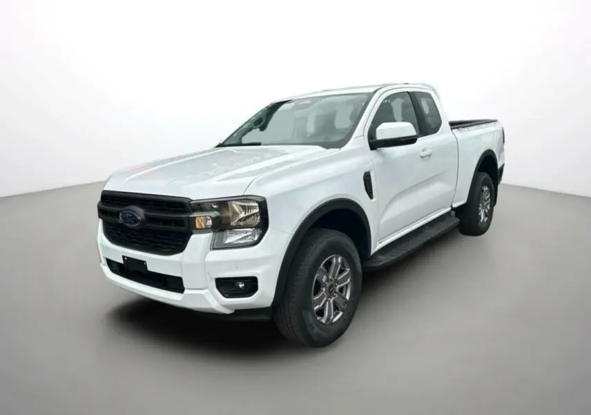 Ford Ranger blanc glacier vu en 3/4 avant droit, avec calandre noire et marchepieds latéraux intégrés.