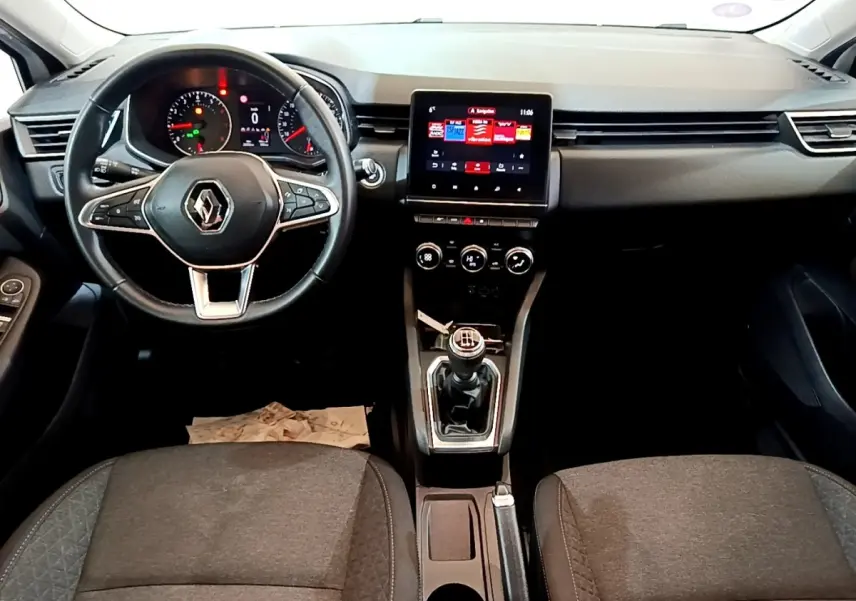 Vue intérieure frontale du tableau de bord de la Renault Clio Business TCe 100 2020 avec volant multifonctions cuir et écran tactile central.