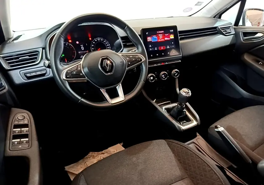 Intérieur Renault Clio Business TCe 100 2020 vu côté conducteur, volant cuir multifonctions et écran tactile central.