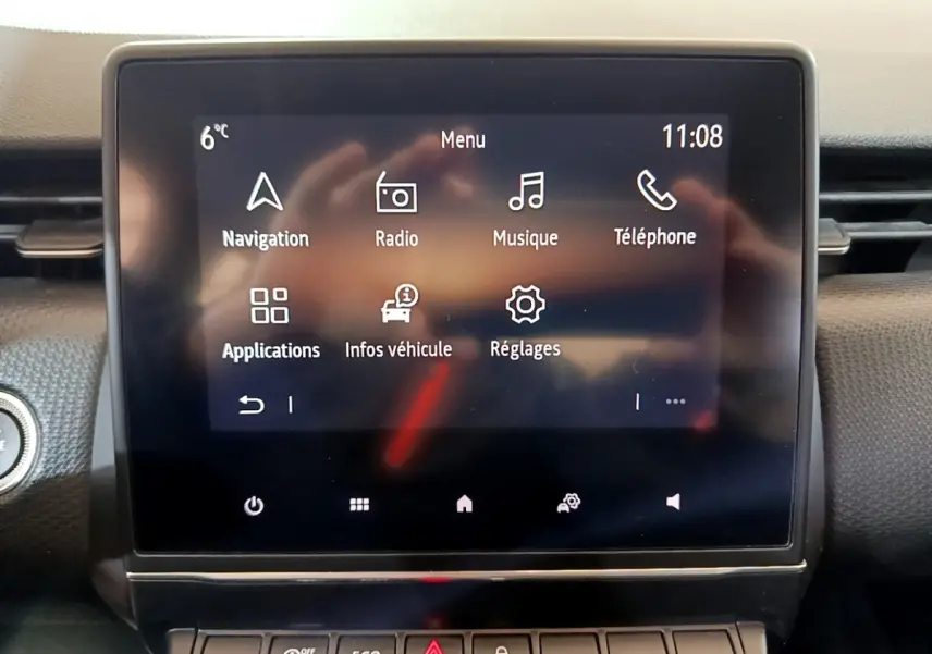 Écran tactile central de la Renault Clio Business TCe 100 2020 affichant le menu principal avec navigation et radio.