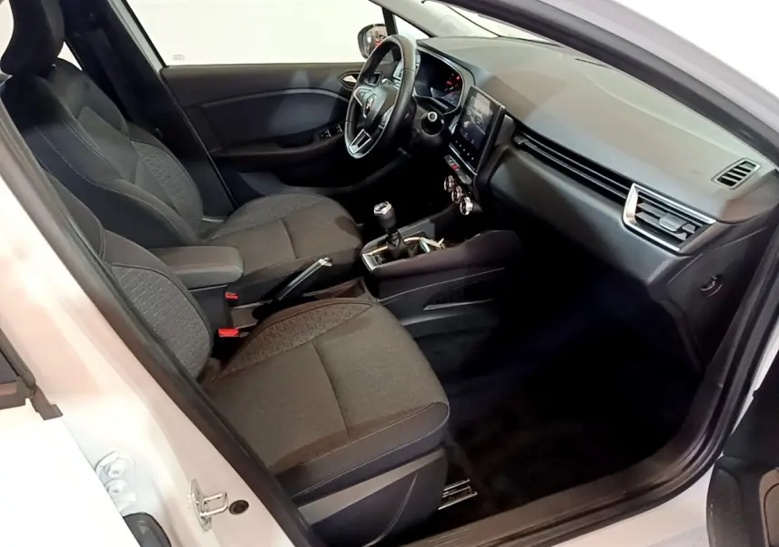 Vue intérieure côté conducteur de la Renault Clio Business TCe 100 2020 blanche, sièges noirs et tableau de bord avec écran tactile.