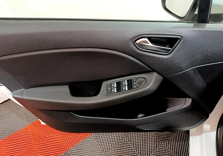 Vue rapprochée de la porte avant gauche noire de la Renault Clio Business TCe 100 2020 avec commandes électriques des vitres.