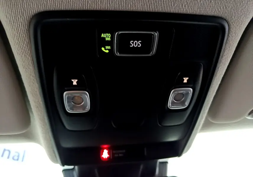 Vue intérieure du plafonnier noir avec bouton SOS et éclairages de lecture dans une Renault Clio blanche Business TCe 100 2020.