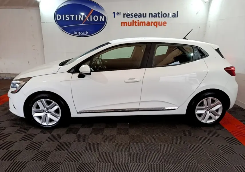 Profil droit d'une Renault Clio Business TCe 100 blanche de 2020, avec jantes alliage et poignées de porte ton carrosserie.