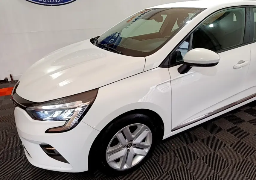 Renault Clio Business TCe 100 blanche vue en 3/4 avant droit, avec phares LED et jantes alliage visibles.