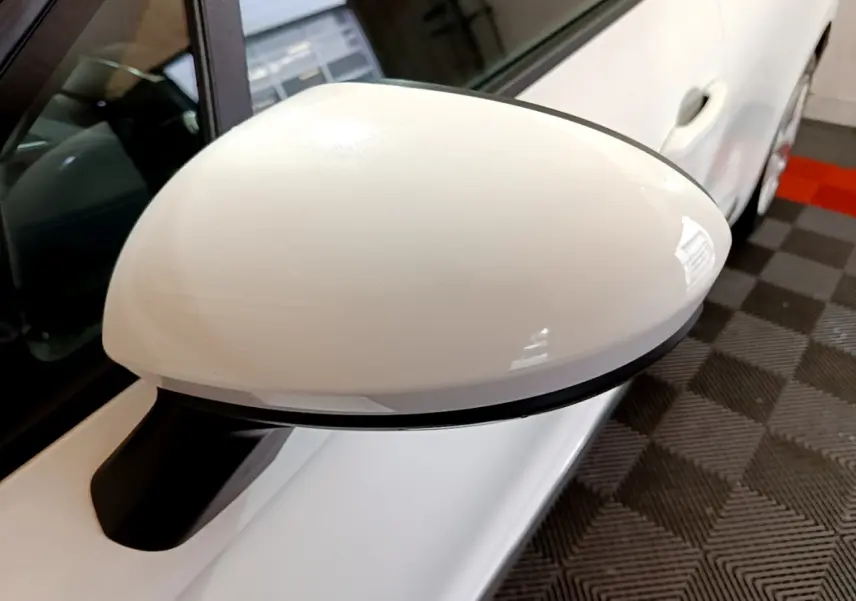 Rétroviseur blanc côté gauche d'une Renault Clio Business TCe 100 2020, vue rapprochée en intérieur garage.