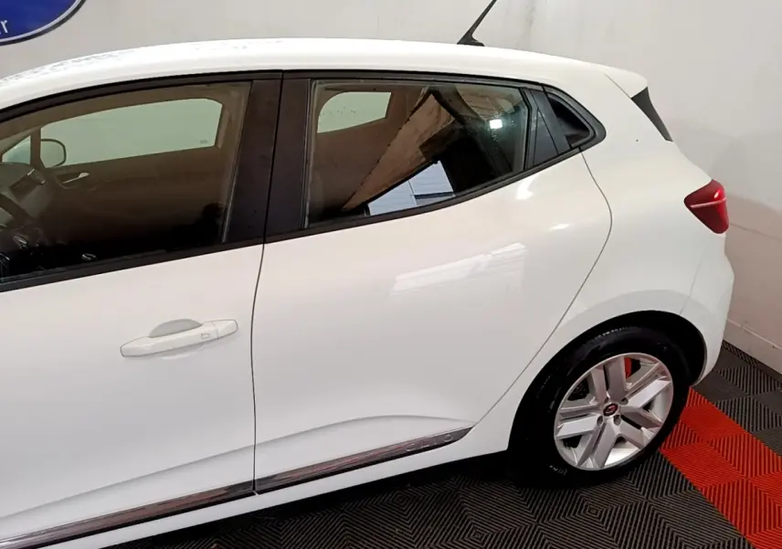 Profil droit de la Renault Clio Business TCe 100 blanche de 2020, avec jantes alliage et poignées de porte intégrées.