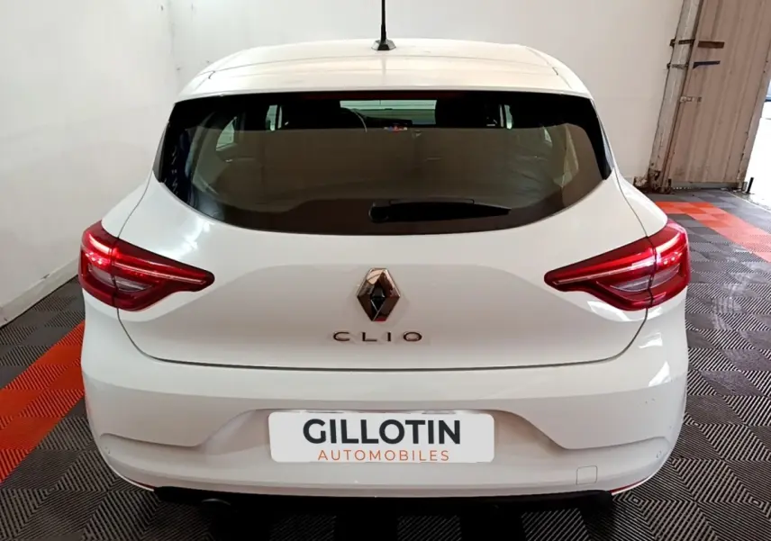 Vue arrière d'une Renault Clio blanche de 2020 avec feux arrière LED et logo Renault centré.