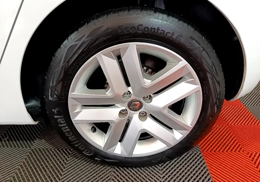 Gros plan sur la roue avant droite d’une Renault Clio Business blanche, montrant le pneu EcoContact.