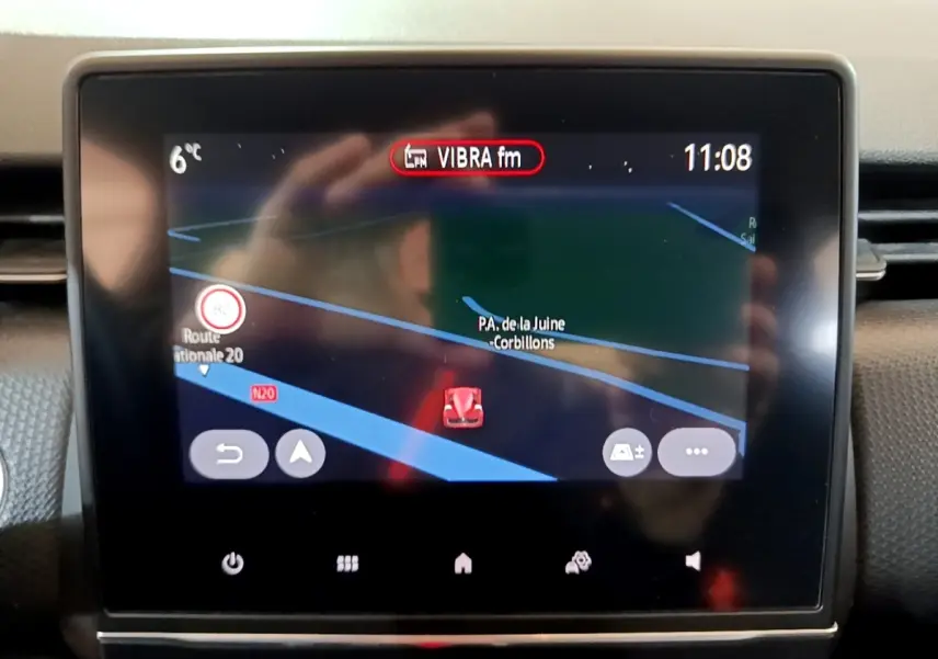 Écran tactile central de la Renault Clio Business TCe 100 2020 affichant la navigation 3D et la radio VIBRA fm.