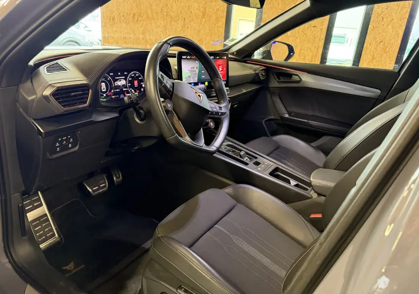 Vue intérieure côté conducteur du CUPRA Formentor gris 2023, avec tableau de bord numérique et écran central tactile.