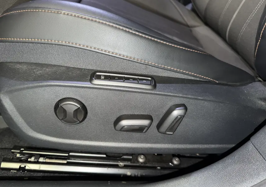 Gros plan sur les commandes de réglage électrique du siège avant en cuir gris avec surpiqûres contrastantes du CUPRA Formentor 1.4 Hybrid 2023.