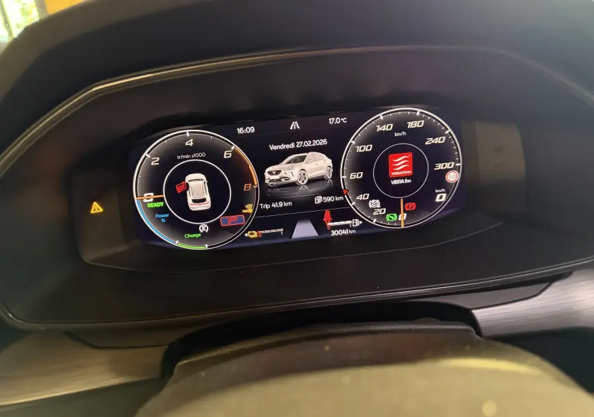 Tableau de bord numérique de la CUPRA Formentor 1.4 Hybrid gris, affichant compte-tours, vitesse et informations du véhicule.